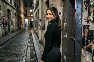 Jeune femme devant l'entrée d'une boîte électro souterraine à Paris, ambiance nocturne dans une ruelle pavée