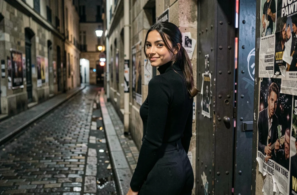 Jeune femme devant l'entrée d'une boîte électro souterraine à Paris, ambiance nocturne dans une ruelle pavée