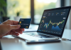 Main tenant une carte bancaire près d'une application blockchain sur smartphone